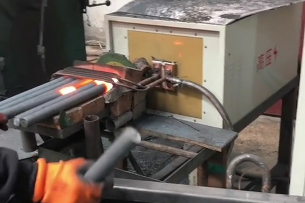 中频锻造加热炉配自动送料系统对金属棒材（如铁棒、铜棒、铝棒）的加热和锻造(图1)