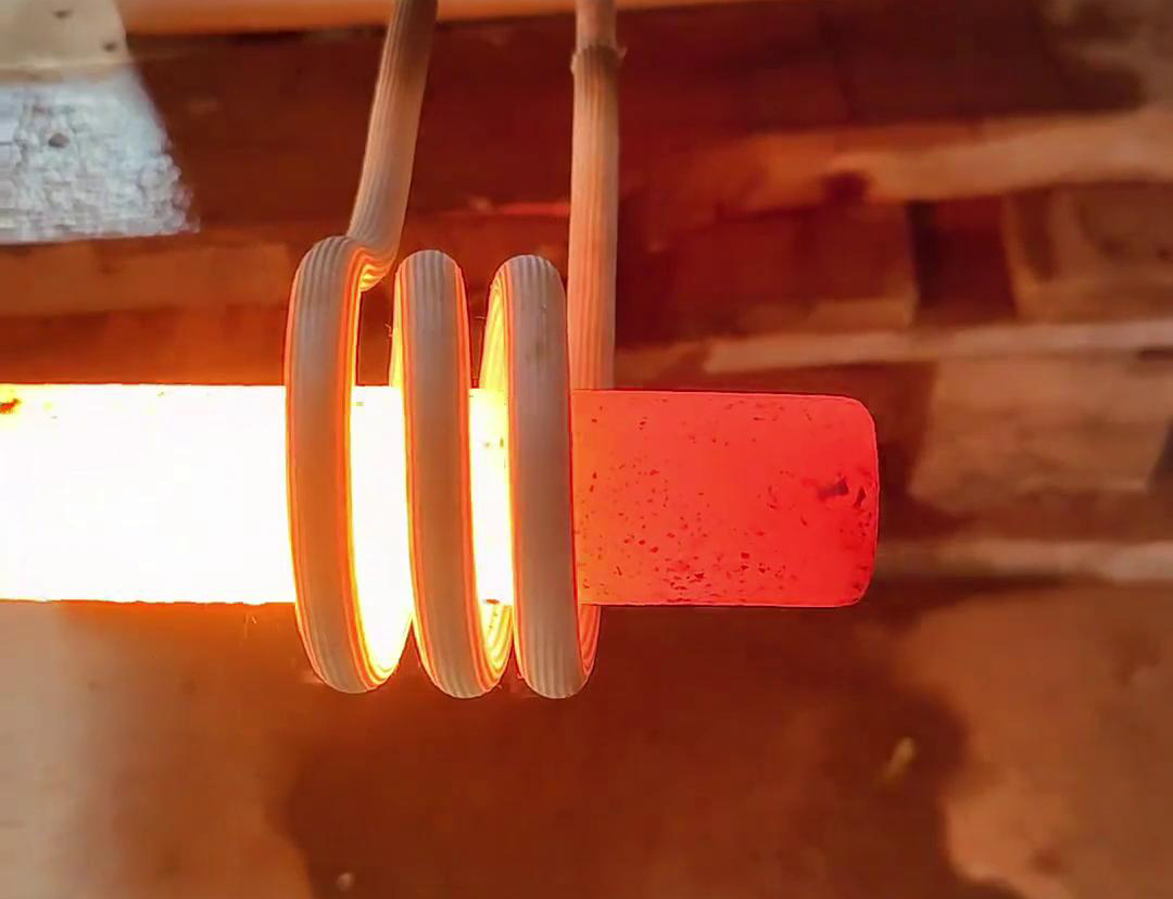 用小型高频加热炉对棒料进行加热，然后进行锻打