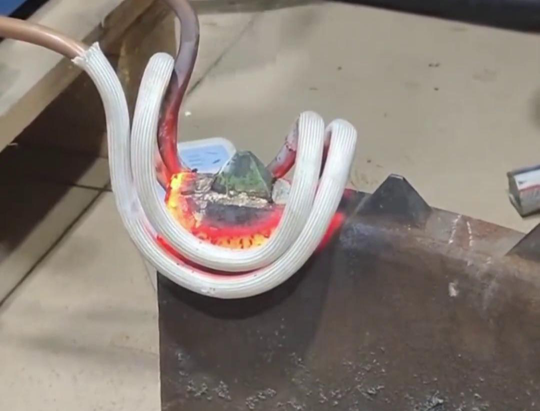 合金热拆是一种利用高频加热机快速加热带合金金属材料，以实现拆卸或维修的工艺方法