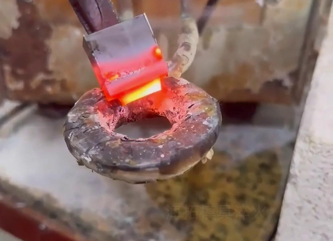 刀模淬火是一种重要的热处理工艺，旨在提高刀模的硬度